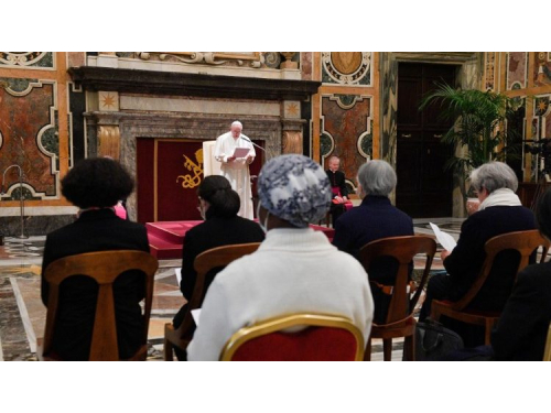 Popiežius: liudyti artumą atskirtyje gyvenančiam jaunimui